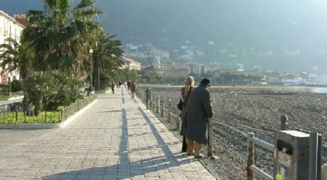 Castellammare di Stabia - Branco omofobo aggredisce due ragazzi sul lungomare 