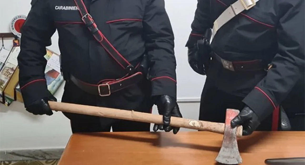 Terzigno - Minaccia la cugina con un'ascia per estorcere denaro, arrestato