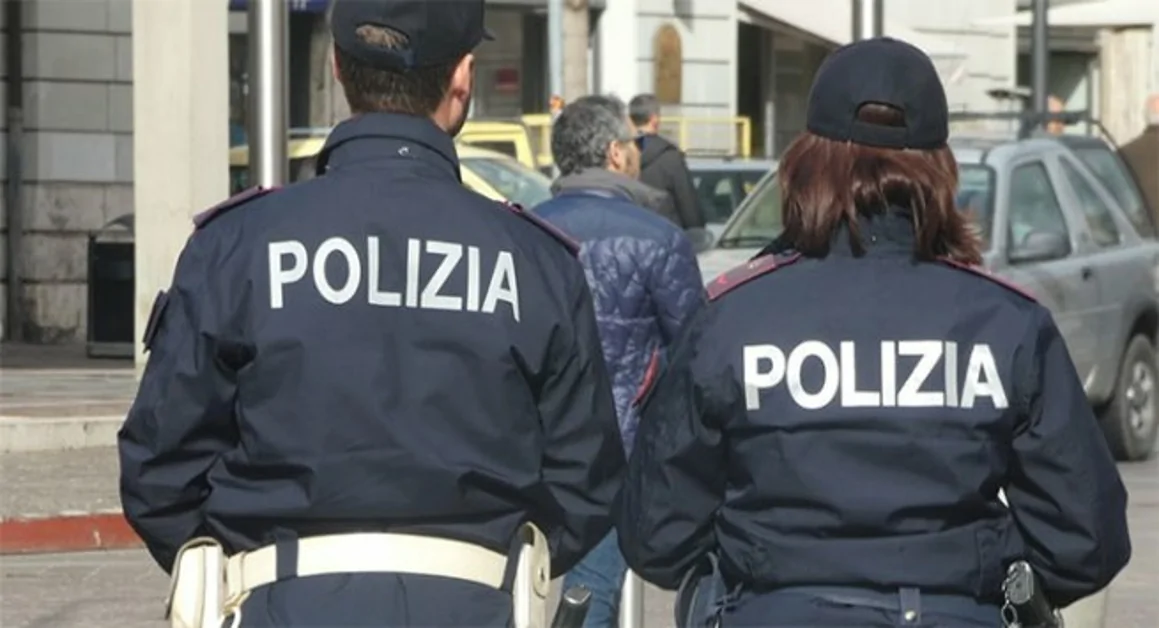 Poliziotti aggrediti in via Medina da un uomo armato di coltello