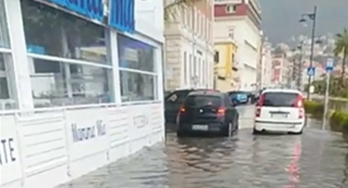 Castellammare di Stabia - Strade del centro completamente allagate