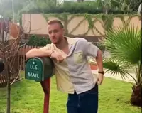 Love is in the air: Kerem Bursin dietro le quinte del set per Elle. Il video