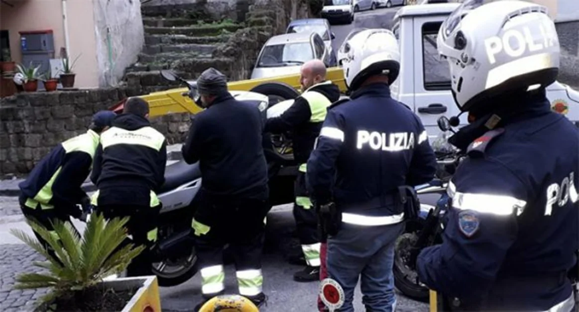 Napoli - Rastrellamento di veicoli privi di Rc auto a Materdei