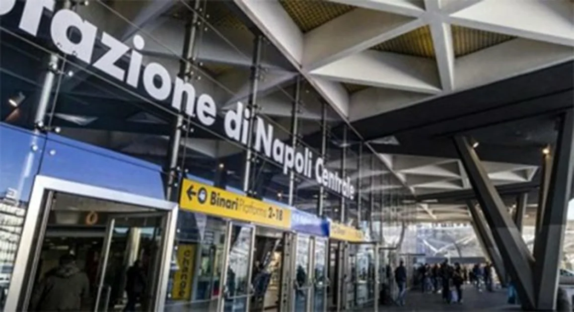 Napoli - Sfila il cellulare dallo zaino di una ragazza, arrestato 50enne