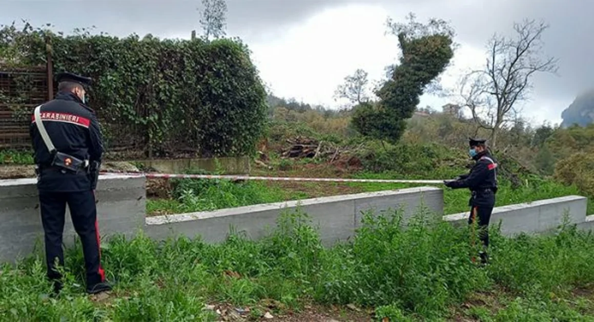 Agerola - Realizzano un muro lungo il confine, denunciati in tre