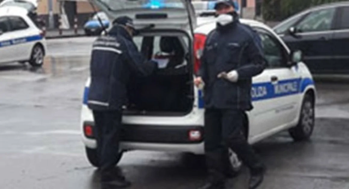 Torre Annunziata - Task force di carabinieri e agenti municipali: sanzioni per infrazioni stradali e occupazione abusiva