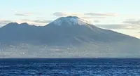 Risveglio spettacolare: sole, Capri e Vesuvio innevato. Il Video