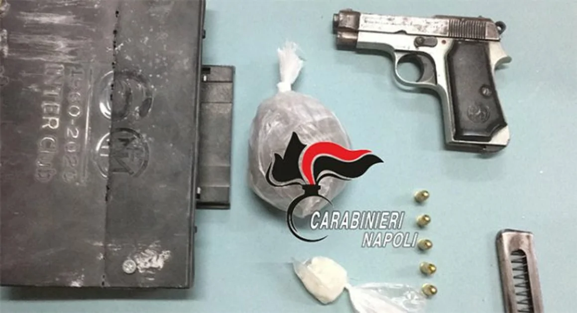 Castellammare di Stabia - Controlli dei carabinieri: scoperta in un sottotetto pistola con matricola abrasa