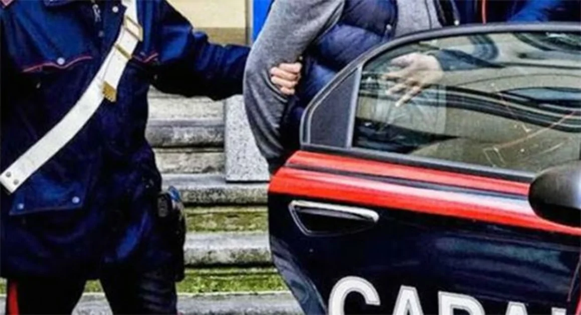 Castellammare di Stabia - Pugni e schiaffi ai figli e alla moglie, arrestato 29enne