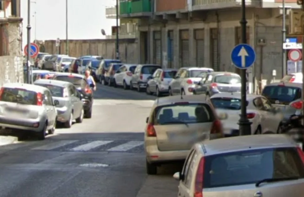 Torre Annunziata - Moto contro auto in sosta in corso Vittorio Emanuele III: un morto e un ferito grave