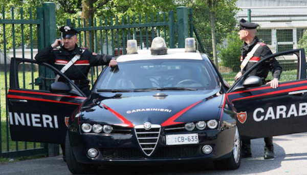 Napoli - Agguato di camorra in pieno giorno, grave un 53enne