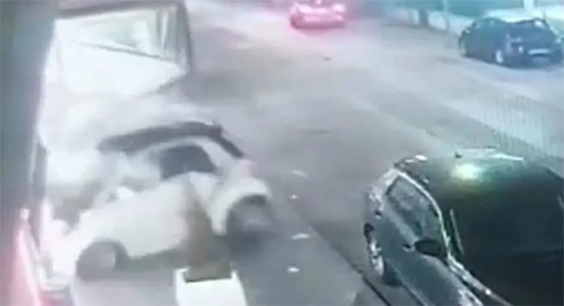 San Giuseppe Vesuviano - Auto contro bar, tragedia sfiorata la sera della Vigilia di Natale