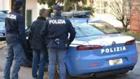 Napoli - Parcheggiatore abusivo minaccia un automobilista, arrestato