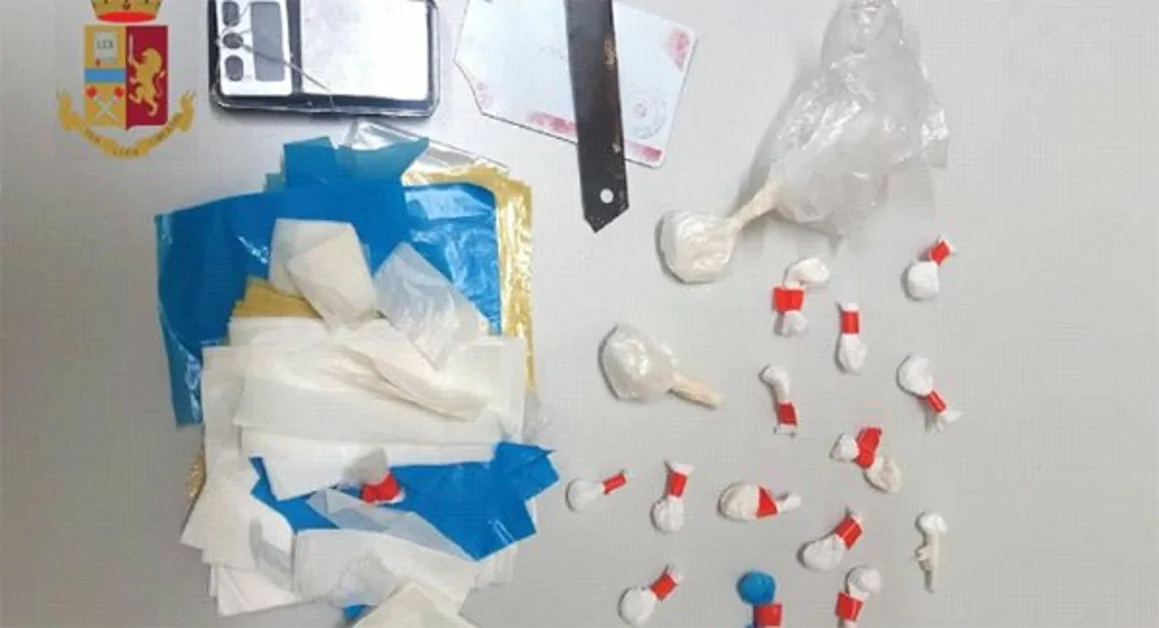 Pomigliano d'Arco (NA) - Arriva la Polizia, getta la droga dal balcone: arrestato