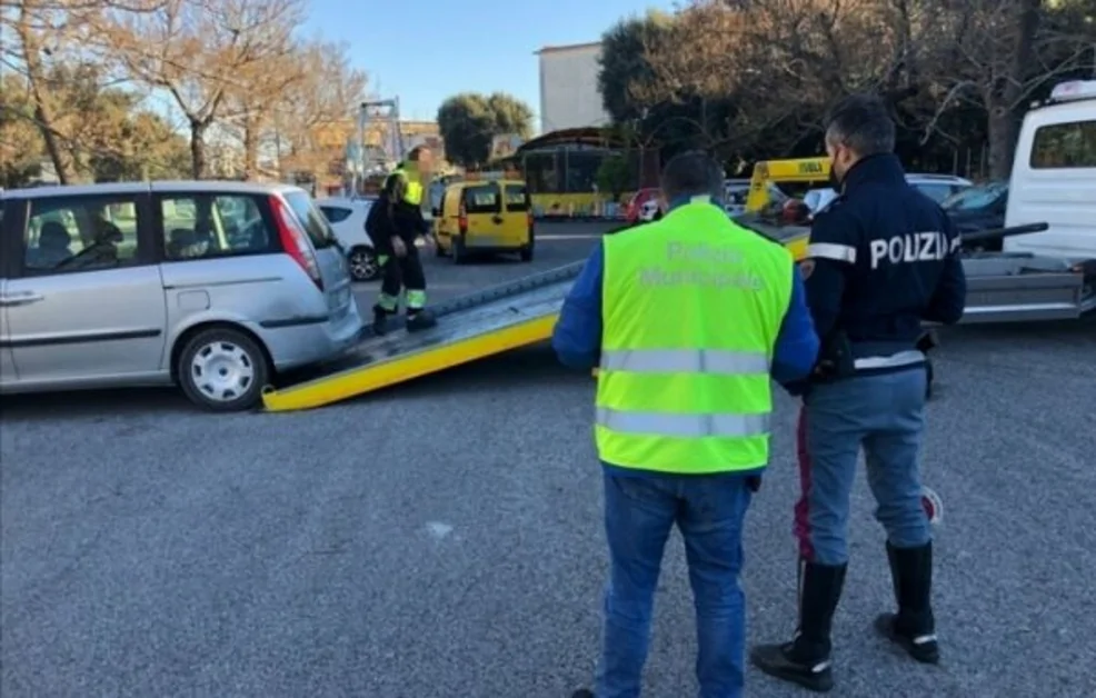 Napoli - Auto senza assicurazione parcheggiate in strada, maxi sequestro