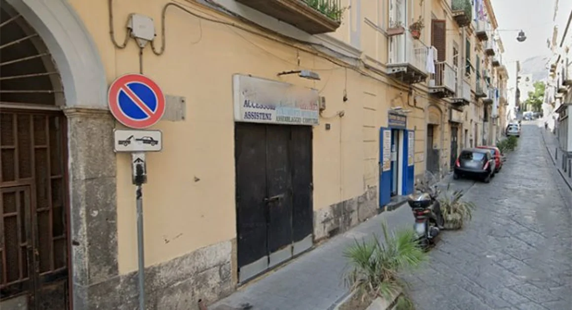 Torre del Greco - Auto in fiamme nella notte, intervengono i vigili del fuoco