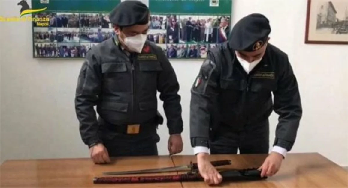 Napoli - In piazza del Plebiscito con armi da samurai, denunciato 21enne