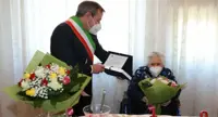 Torre Annunziata - Festa a Rovigliano, i 100 anni di nonna Maddalena: «L'amore della famiglia il mio segreto»