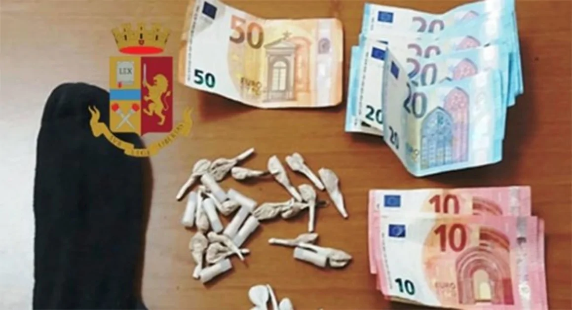 Napoli -Spaccio di droga, arrestato pusher. Stupefacenti nascosti in un calzino
