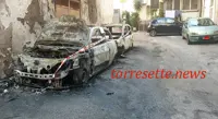 Torre Annunziata - Notte di paura, due auto in fiamme in vico Giglio