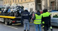 Napoli - Veicoli abbandonati in strada, scattano i sequestri