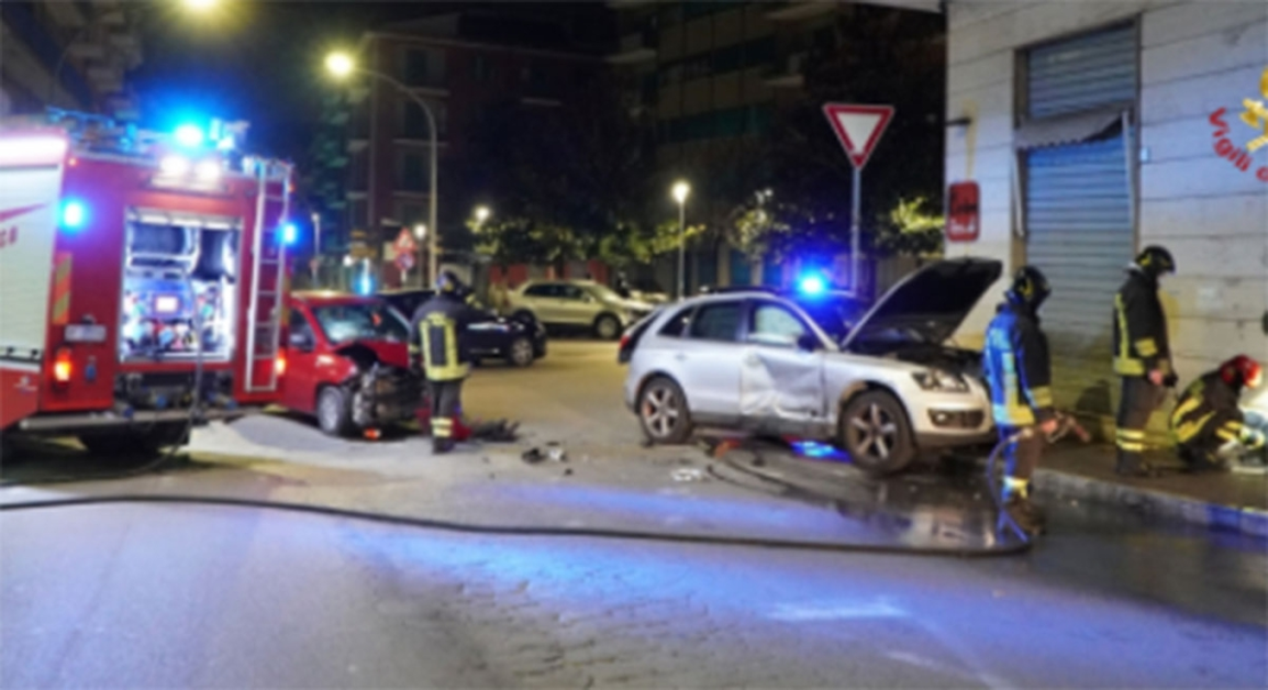 Avellino - Scontro fra auto in pieno centro, due feriti: una donna e un ragazzo