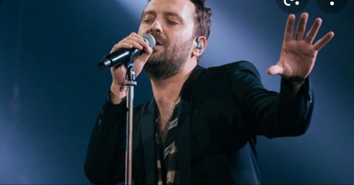 Festival di Sanremo: Cesare Cremonini infiamma l'Ariston. Pubblico in visibilio