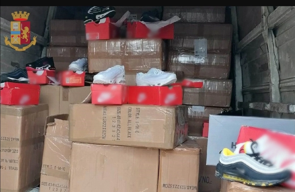 San Giuseppe Vesuviano - Borse e scarpe contraffatte, denunciato 34enne