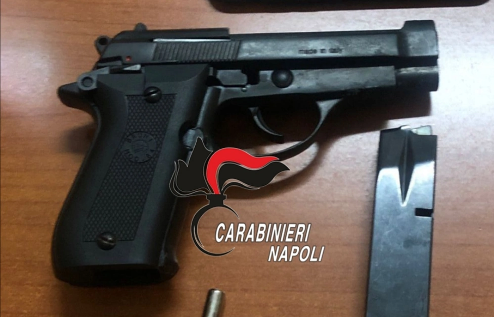 Girava tranquillamente in strada con una pistola, denunciato 13enne a Volla
