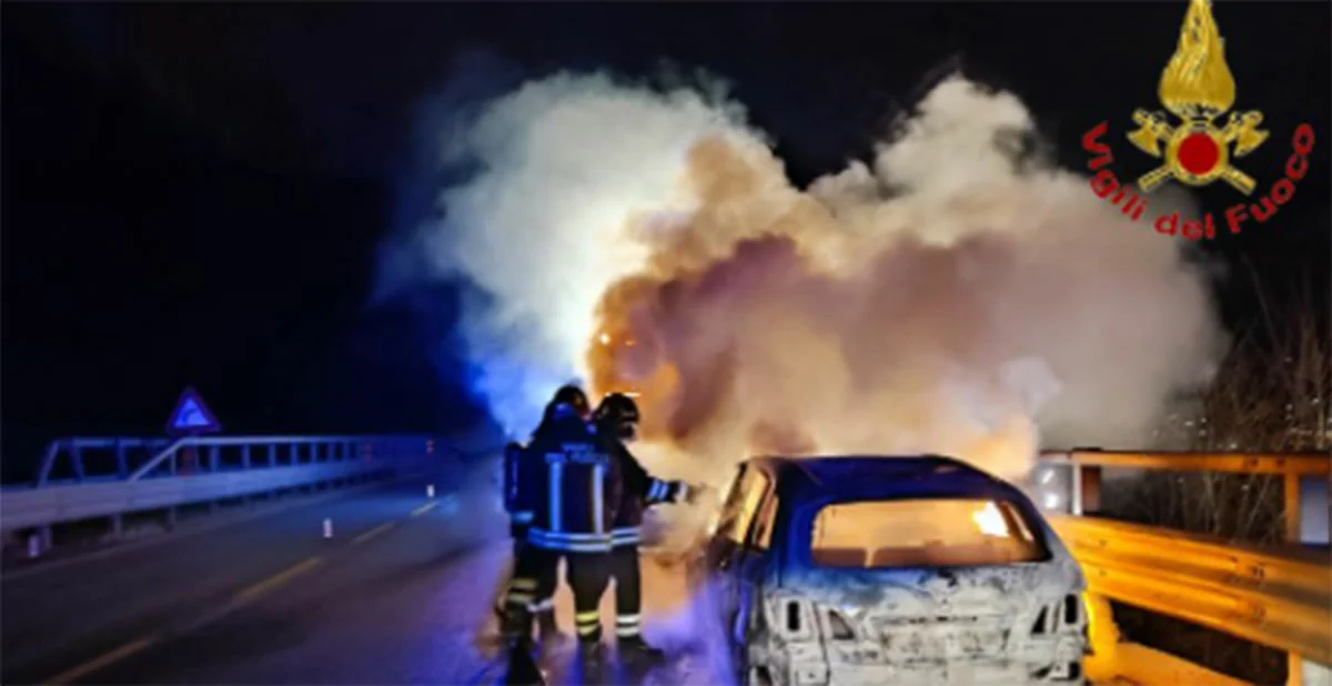 Auto va a fuoco in autostrada, paura per una famiglia avellinese