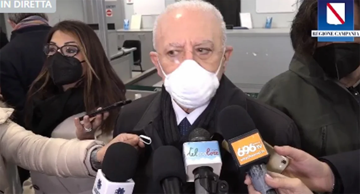 Campania, De Luca: «Mascherine obbligatorie anche all'aperto almeno fino a febbraio»