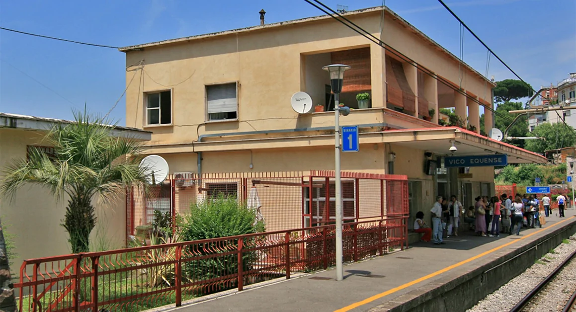 Vico Equense - Si getta sui binari all'arrivo del treno in stazione: muore donna di 57 anni