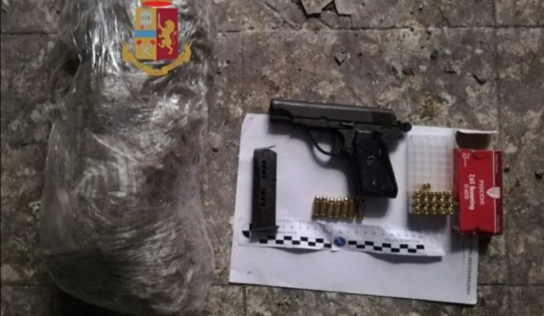 Napoli - Porta Nolana, pistola e droga trovate in un appartamento abbandonato 