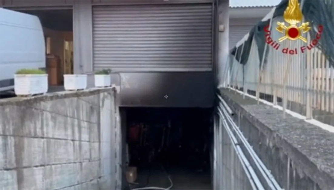 San  Giuseppe Vesuviano - Incendio in una sartoria, palazzina evacuata