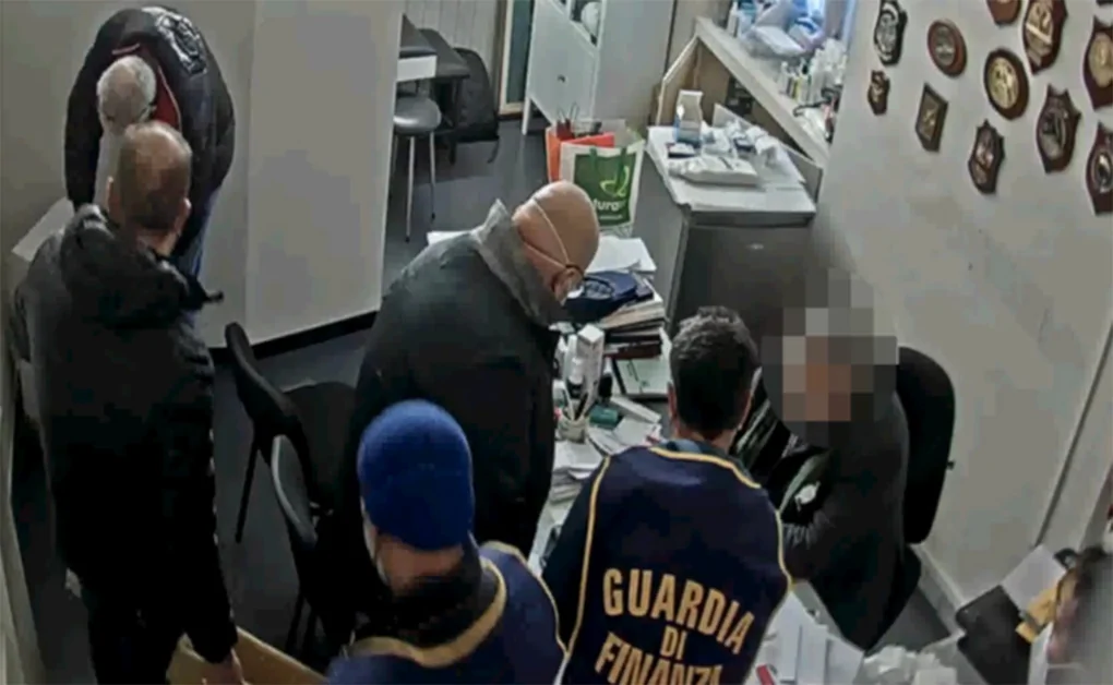False vaccinazioni per ottenere il green pass, medico e due pazienti arrestati