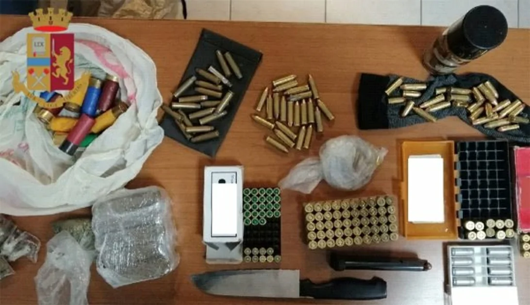 Napoli - Oltre 200 cartucce nel vano ascensore di uno stabile a Secondigliano