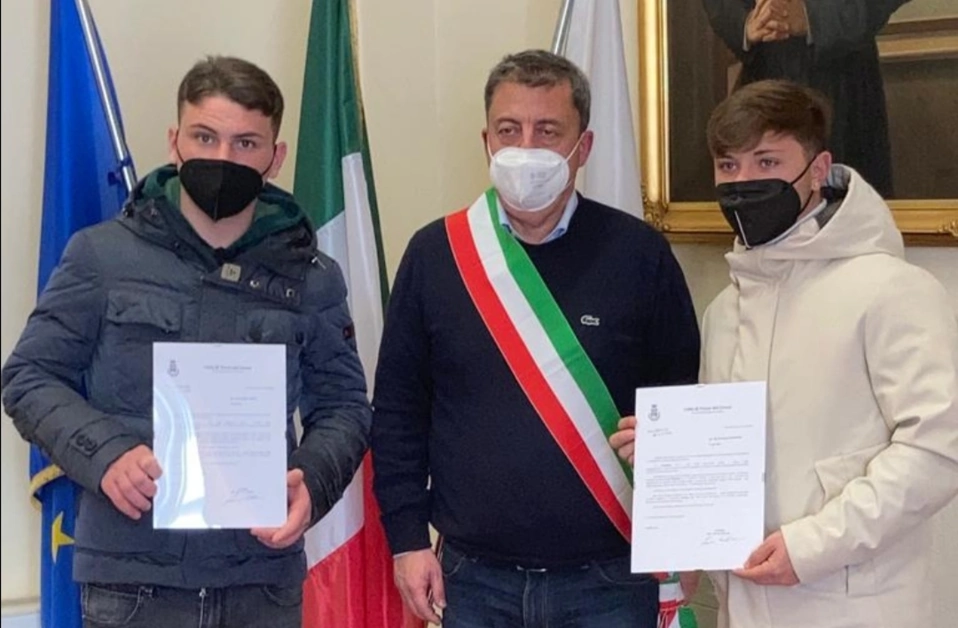 Torre del Greco - Bimbo annegato in mare, encomio per i due giovani che provarono a salvarlo