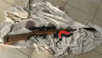 Fucile da cecchino trovato in un rione popolare nel Napoletano