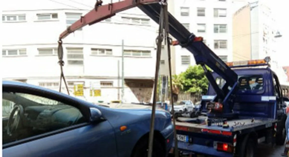 Napoli - Veicoli abbandonati in strada, sequestri in zona Capodimonte