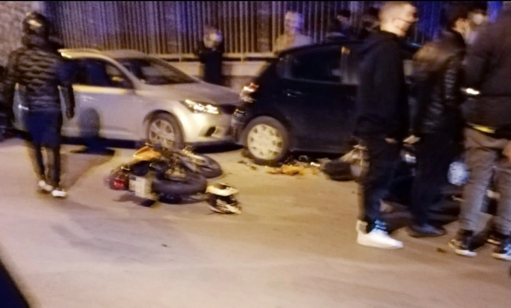 Torre Annunziata - Due scooter si scontrano in via Gino Alfani: tre feriti