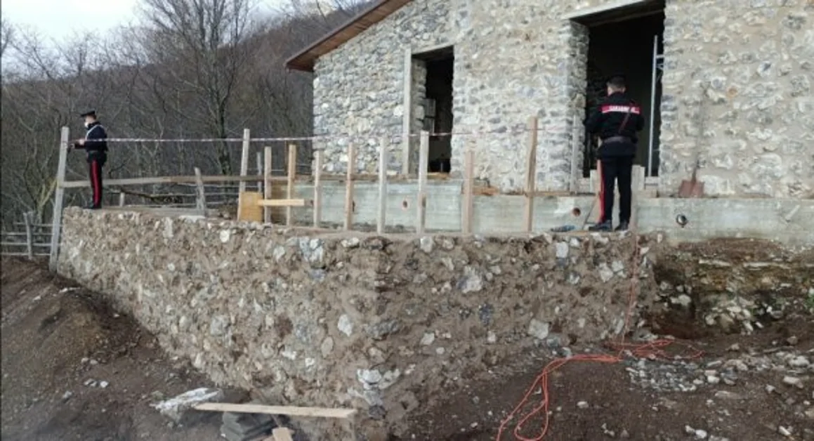 Agerola - Abusivismo edilizio, tre persone denunciate dai carabinieri 