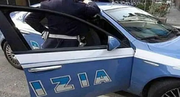 Napoli - Stava strangolando la moglie, inteviene la Polizia e viene arrestato