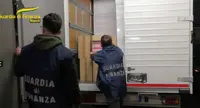 Oltre 2 tonnellate di sigarette di contrabbando nei furgoni, arrestato 49enne di Ercolano