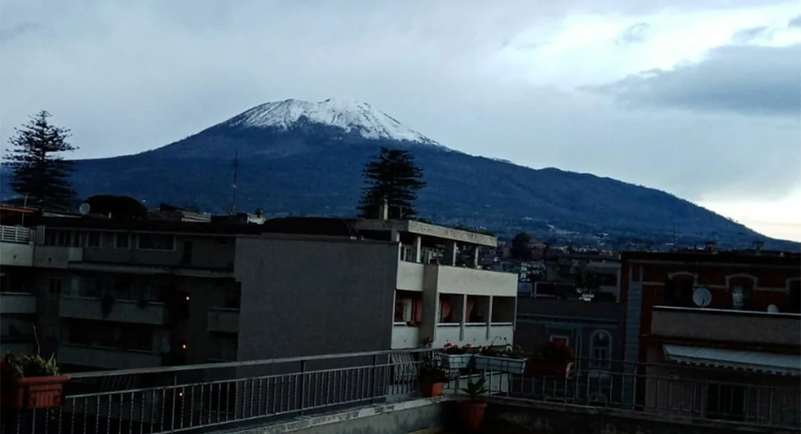 Maltempo, neve sul Vesuvio e temperature in forte calo