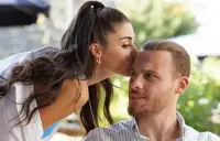 Mediaset: triste addio, Kerem Bürsin dimentica Hande Erçel  di Love is in the Air. Ecco cosa è successo