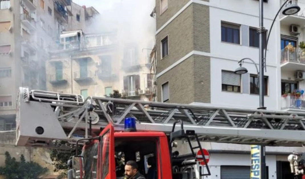 Napoli - Incendio in un palazzo di via Santa Lucia, anziana salvata dalla Polizia
