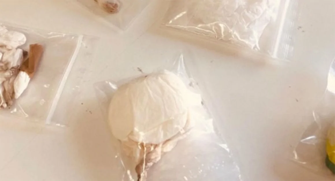 Pagani (SA) - Lancia droga dalla finestra all'arrivo della Polizia, arrestato pusher