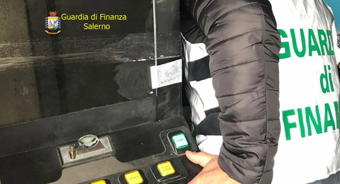 Torre Annunziata - Slot machine abusive, sequestro in un esercizio commerciale 