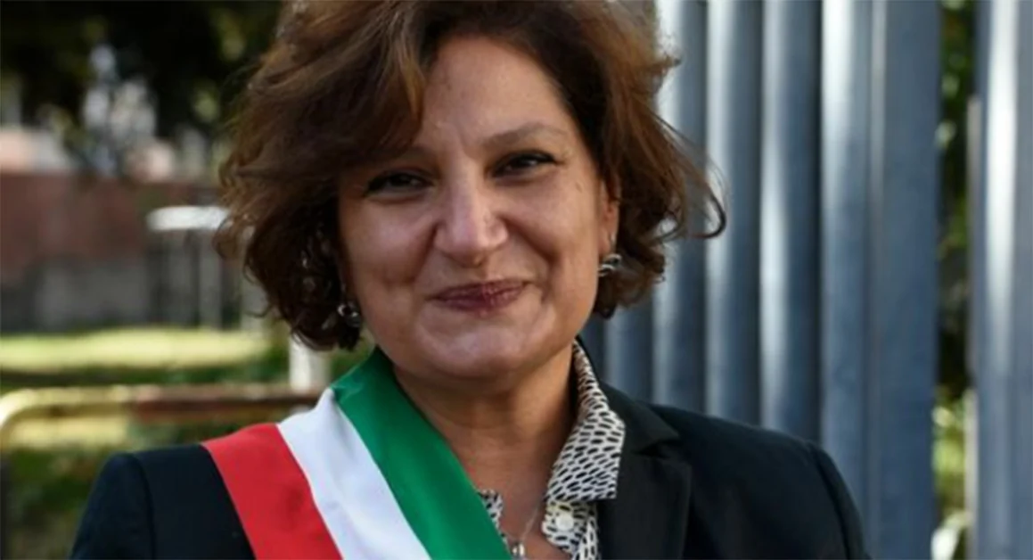 Manifesto funebre per il comandante della Municipale di Arzano, la sindaca Aruta: «Atto vile, serve più presenza dello Stato»