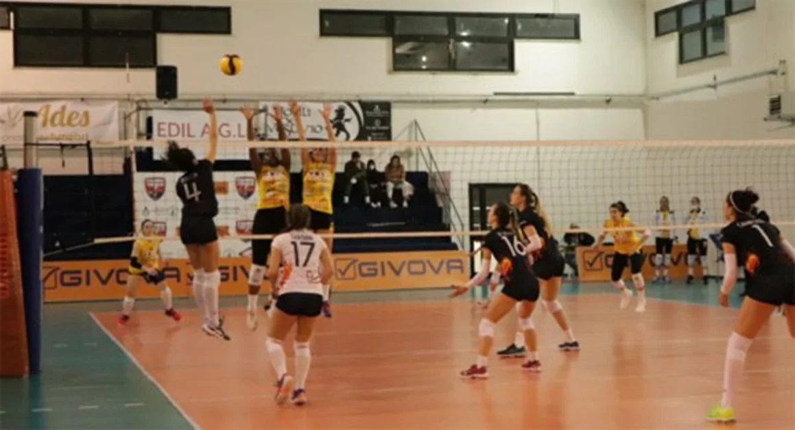 Pallavolo, la Givova Fiamma Torrese cade in casa: Palmi si impone 3-1
