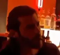 Can Yaman: pensieroso in discoteca. Il dettaglio sull’ex di Demet Özdemir non sfugge alle fan. Il video 